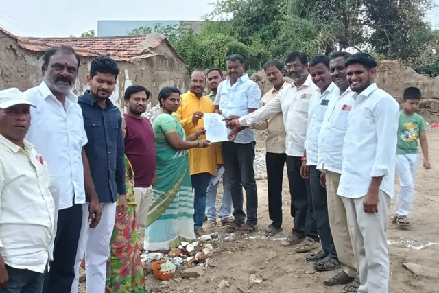 8వ వార్డులో ఇందిరమ్మ ఇళ్ల నిర్మాణ పనులు ప్రారంభం 8వ వార్డులో ఇందిరమ్మ ఇళ్ల నిర్మాణ పనులు ప్రారంభం