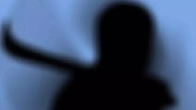 சினிமா படப்பிடிப்பில் உதவி இயக்குநருக்கு அரிவாள் வெட்டு