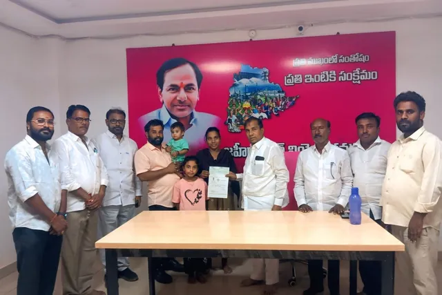 దేవరంపల్లి వాసికి సీఎం రిలీఫ్ ఫండ్ చెక్కుల పంపిణీ