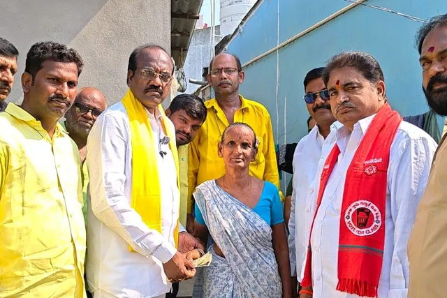 ఏలూరులో ఎమ్మెల్యే చంటి చేతుల మీదుగా పెన్షన్ల పంపిణీ ఏలూరులో ఎమ్మెల్యే చంటి చేతుల మీదుగా పెన్షన్ల పంపిణీ