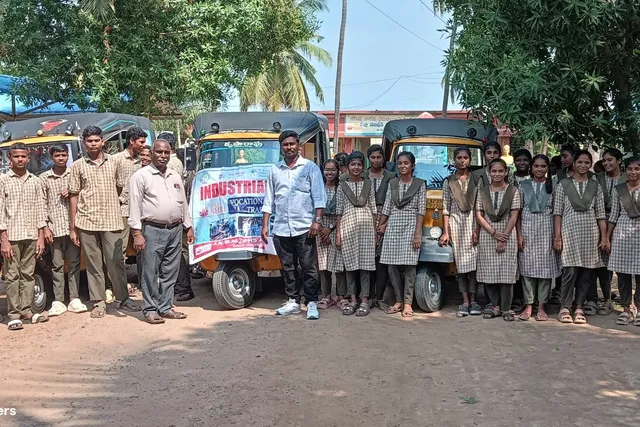 పాలకొల్లు రాయల్ ఎంఫిల్డ్ షోరూంను సందర్శించిన విద్యార్థులు పాలకొల్లు రాయల్ ఎంఫిల్డ్ షోరూంను సందర్శించిన విద్యార్థులు