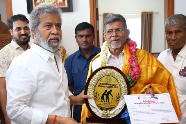ఖాదర్ ను సన్మానించిన మంత్రి దామోదర్