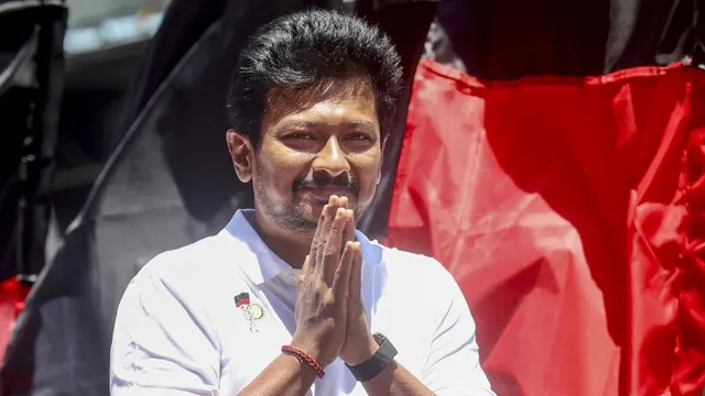"மின்வெட்டு, அரிவாள் வெட்டு இடையேதான் போட்டி": உதயநிதி ஸ்டாலின்