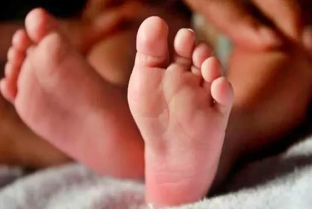 వేడి నీళ్ల బకెట్‌లో పడి నాలుగేళ్ల చిన్నారి మృతి