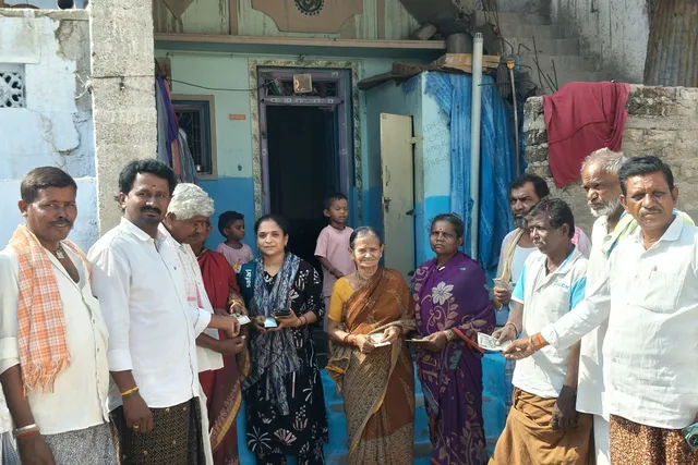 చిన్నతుంబళంలో పింఛన్లు పంపిణీ