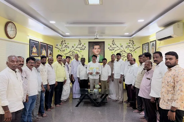 పర్చూరులో 121 మందికి సీఎం సహాయనిధి చెక్కుల పంపిణీ పర్చూరులో 121 మందికి సీఎం సహాయనిధి చెక్కుల పంపిణీ