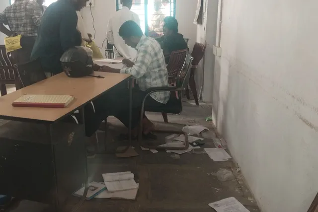 గ్రామ సచివాలయంలో పారిశుధ్య లోపం