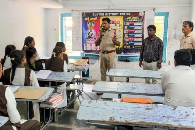 విద్యార్థులకు శక్తి యాప్ మరియు సైబర్ నేరాలపై అవగాహన విద్యార్థులకు శక్తి యాప్ మరియు సైబర్ నేరాలపై అవగాహన