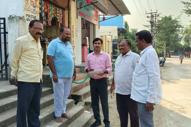 మెట్పల్లిలో పెన్షన్ దరఖాస్తుల క్షేత్రస్థాయి పరిశీలన మెట్పల్లిలో పెన్షన్ దరఖాస్తుల క్షేత్రస్థాయి పరిశీలన