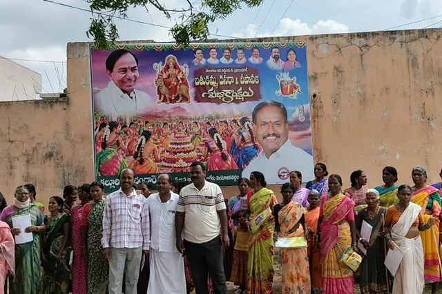 తుర్కపల్లిలో మహిళలకు చీరలు పంపిణీ చేసిన బీఆర్ఎస్ నాయకుడు