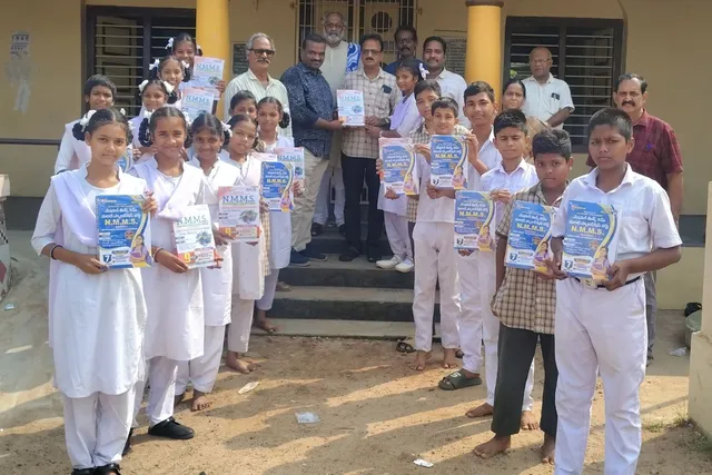 NMMS మెటీరియల్ ను విద్యార్థులకు ఉచితంగా అందించిన పూర్వ విద్యార్థి