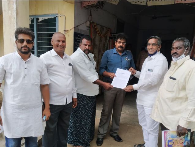 ఎమ్మార్వోకి వినతిపత్రం అందచేసిన సాయిబాబా