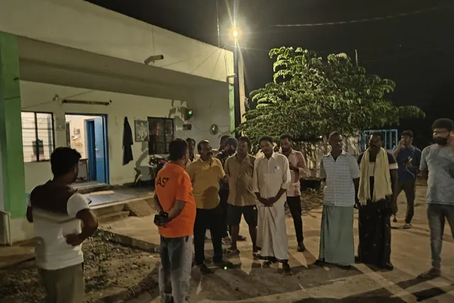 రైతుల ఆందోళన: విద్యుత్ కోతలతో రొయ్యల సాగుకు నష్టం రైతుల ఆందోళన: విద్యుత్ కోతలతో రొయ్యల సాగుకు నష్టం