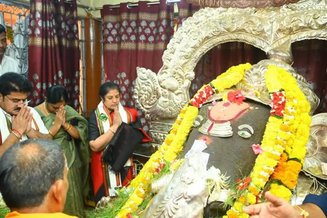 వరుణ యాగంలో పాల్గొన్న ఎమ్మెల్యే రామకృష్ణారెడ్డి, ఎంపీ పురందేశ్వరి వరుణ యాగంలో పాల్గొన్న ఎమ్మెల్యే రామకృష్ణారెడ్డి, ఎంపీ పురందేశ్వరి