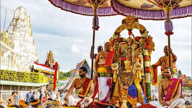 திருப்பதியில் நவராத்திரி பிரம்மோற்சவம்: அனுமன், யானை வாகனங்களில் மலையப்பசாமி வீதிஉலா