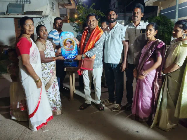 కామారెడ్డిలో చీరల పంపిణీ కామారెడ్డిలో చీరల పంపిణీ