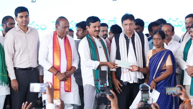 ఇందిరమ్మ ఇళ్ల కేటాయింపులో వివక్ష లేదు: మంత్రి పొంగులేటి ఇందిరమ్మ ఇళ్ల కేటాయింపులో వివక్ష లేదు: మంత్రి పొంగులేటి