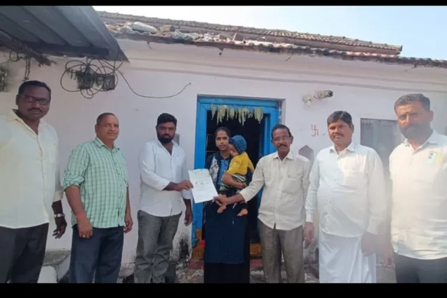 చెంగల్ గ్రామంలో 40 వేల విలువ గల సీఎంఆర్ఎఫ్ చెక్కు పంపిణి చెంగల్ గ్రామంలో 40 వేల విలువ గల సీఎంఆర్ఎఫ్ చెక్కు పంపిణి
