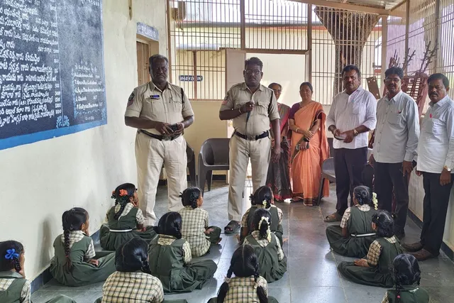 గుర్తు తెలియని వ్యక్తుల పట్ల జాగ్రత్తగా ఉండాలి.. శక్తి టీం
