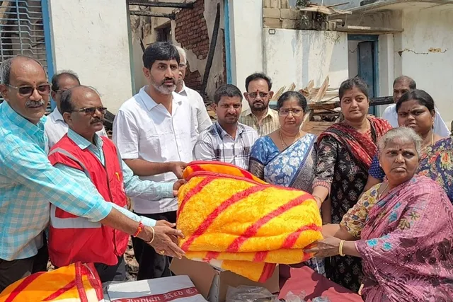 చిలుకూరులో అగ్ని ప్రమాద బాధితులకు రగ్గులు, వంట సామగ్రి పంపిణీ