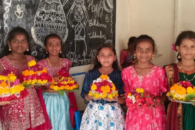 శ్రీ సాయి విద్యాలయంలో బతుకమ్మ సంబరాలు
