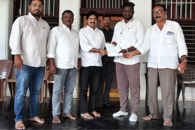 లబ్ధిదారులకు ఎల్ఓసి పత్రాలు అందజేసిన ఎమ్మెల్యే
