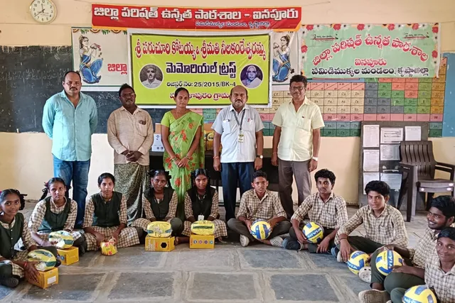 ఐనపూరు హైస్కూల్ విద్యార్థులకు క్రీడా సామాగ్రి అందజేత
