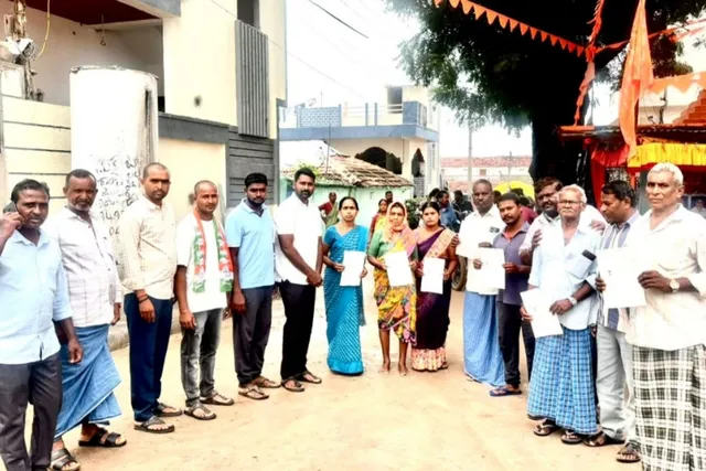 పల్లికొండ గ్రామంలో 2,21,000 ల సీఎంఆర్ఎఫ్ చెక్కులు పంపిణీ
