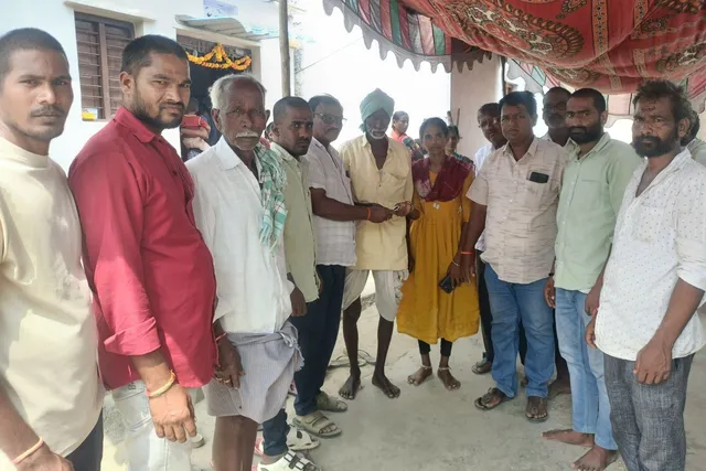బాధిత కుటుంబానికి ఆర్థిక సాయం అందజేత