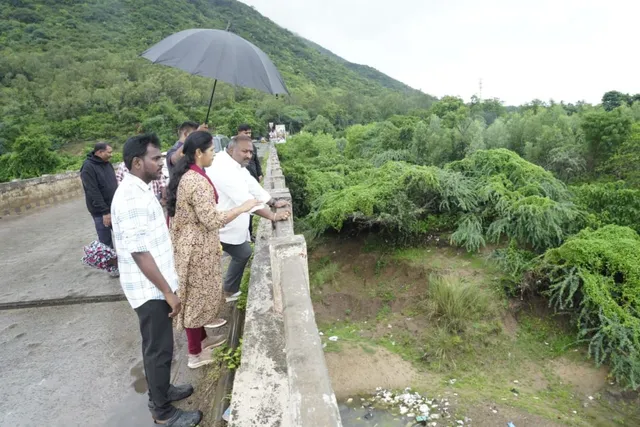 శారదా నది గడ్డను పరిశీలించిన ఎమ్మెల్యే శారదా నది గడ్డను పరిశీలించిన ఎమ్మెల్యే