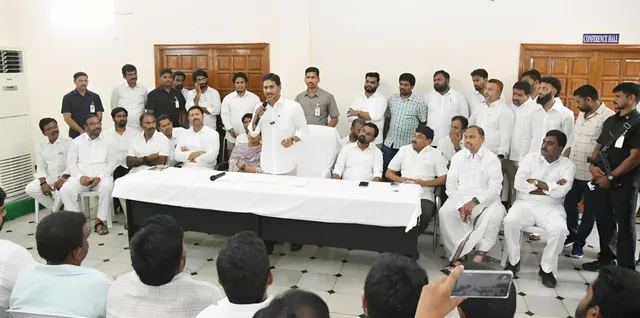 కడప కార్పొరేషన్‌ నేతలతో వైఎస్ జగన్‌ భేటీ