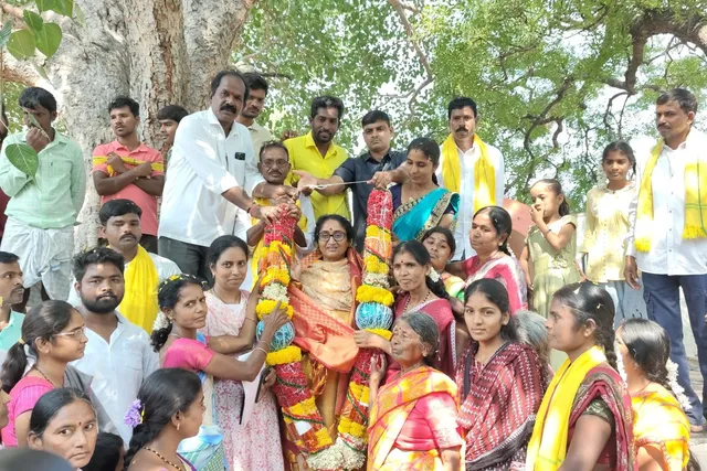 మహదేవపల్లిలో మంత్రి సవితను గజమాలతో సత్కరించిన రవీంద్ర