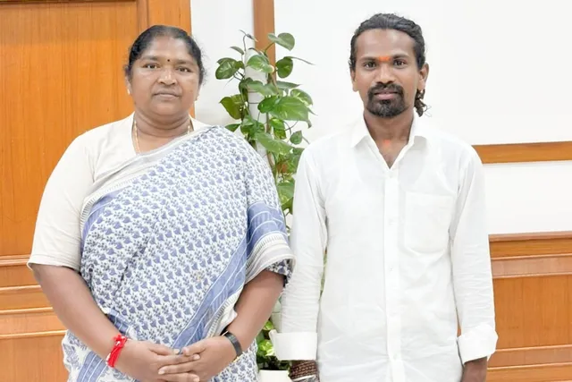 మంత్రి సీతక్కను కలిసిన గోండు కళాకారుడు మాడవి రాజేశ్వర్