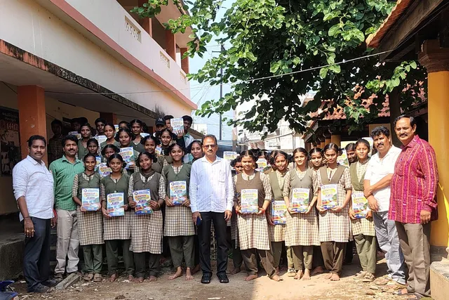 మందస ఉన్నత పాఠశాలలో గణిత దీప్తి మెటీరియల్ పంపిణి