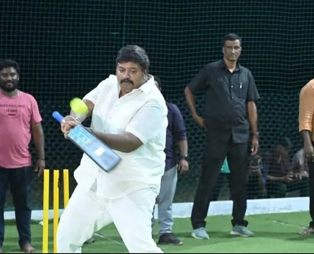 క్రీడాకారులతో కలిసి క్రికెట్ ఆడిన ఎమ్మెల్యే జగన్ మోహన్