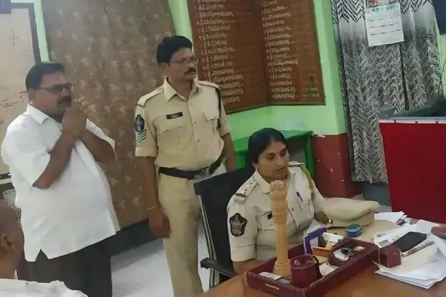 బెల్ట్ షాపుపై రూ.30 వేల జరిమానా విధించిన తహశీల్దార్ బెల్ట్ షాపుపై రూ.30 వేల జరిమానా విధించిన తహశీల్దార్