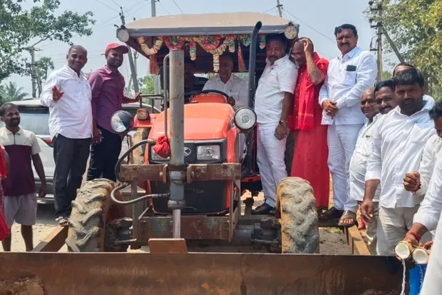 పెదమదీనా – గున్నంపూడి రోడ్డు పనులకు శంకుస్థాపన పెదమదీనా – గున్నంపూడి రోడ్డు పనులకు శంకుస్థాపన