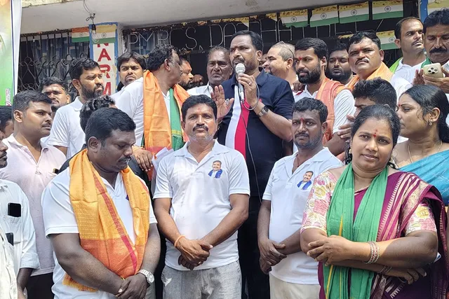 ప్రజల సమస్యలు తెలుసుకున్న ప్రభుత్వ విప్ బీర్ల ఐలయ్య ప్రజల సమస్యలు తెలుసుకున్న ప్రభుత్వ విప్ బీర్ల ఐలయ్య