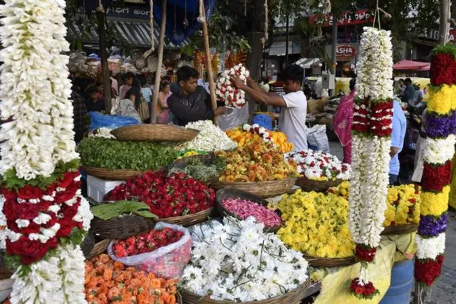 ஆயுத பூஜை: கிடுகிடுவென உயர்ந்த பூக்கள் விலை