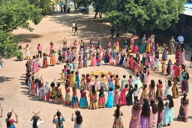 తానూర్ పాఠశాలలో ఘనంగా ముందస్తు బతుకమ్మ వేడుకలు తానూర్ పాఠశాలలో ఘనంగా ముందస్తు బతుకమ్మ వేడుకలు