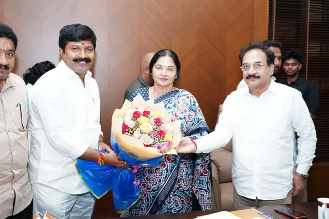 నెల్లూరులో ఎంపీ వేమిరెడ్డి దంపతులకు జనసేన నేతల సన్మానం నెల్లూరులో ఎంపీ వేమిరెడ్డి దంపతులకు జనసేన నేతల సన్మానం