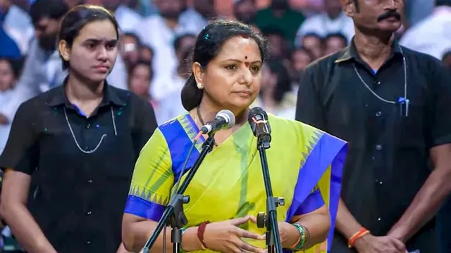 మాది పసుపు జెండా కాదు తంగేడు రంగు జెండా: కవిత మాది పసుపు జెండా కాదు తంగేడు రంగు జెండా: కవిత
