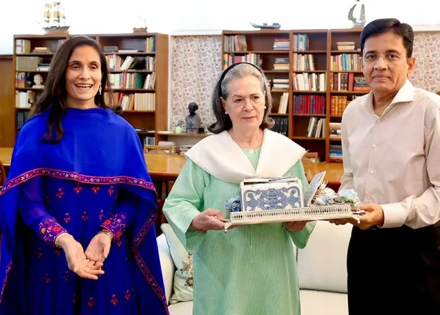 சோனியா காந்தியை நேரில் அழைத்த கலாநிதி மாறன் குடும்பம்