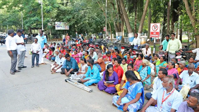 வீட்டுமனை பட்டா கேட்டு மாவட்ட ஆட்சியர் அலுவலகத்தை முற்றுகையிட்ட மாற்றுத்திறனாளிகள்