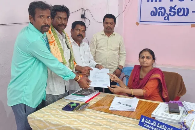 కంబళదిన్నె ఎంపీటీసీ అభ్యర్థిగా గొరవ మల్లయ్య నామినేషన్ దాఖలు