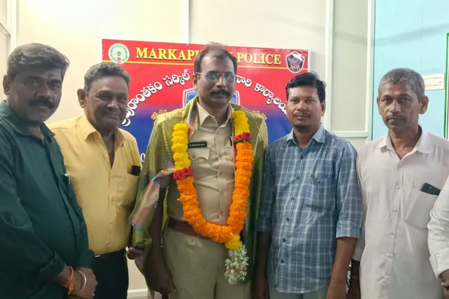 నూతన పోలీసు అధికారులను కలిసిన అంబేద్కర్ కాలనీ వాసులు