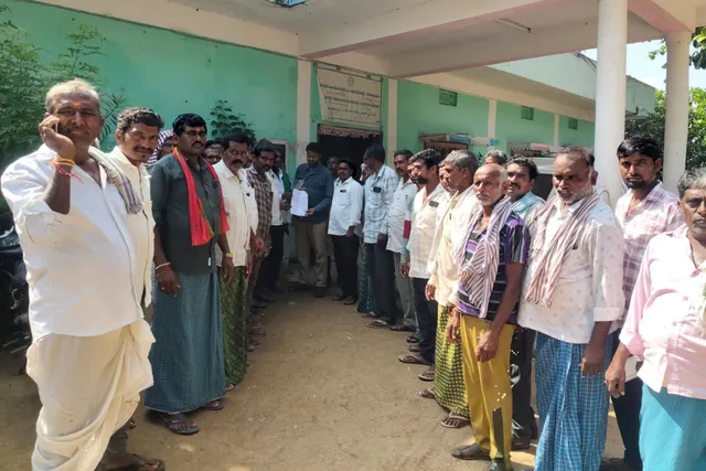 ప్రభుత్వ భూమిని సర్వే చేసి హద్దులు కేటాయించాలని గ్రామస్తుల వినతి