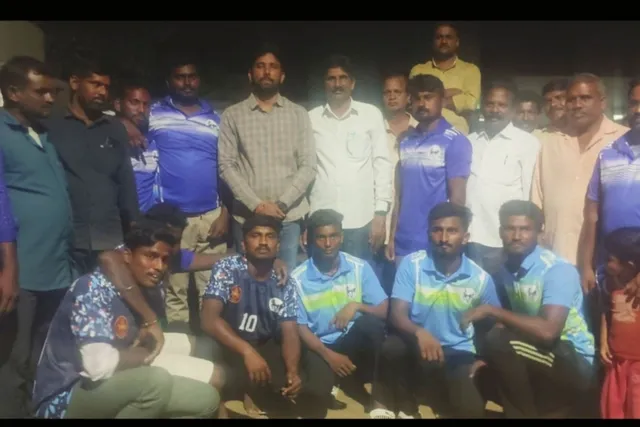 పెనుగొలనులో 25 మంది క్రీడాకారులకు దుస్తులు పంపిణీ