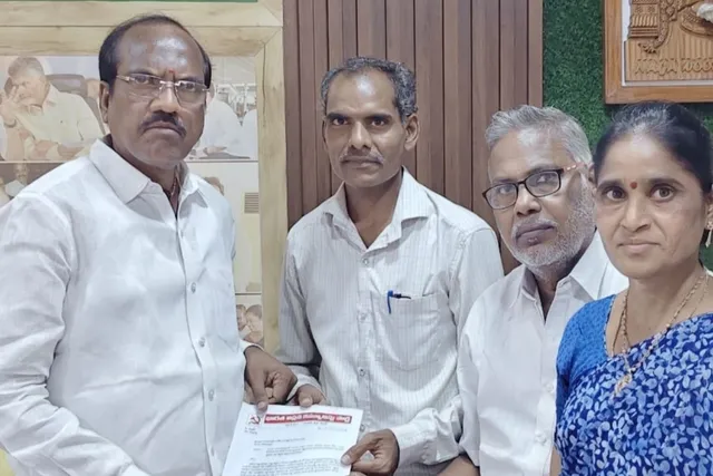పేదల ఇళ్ల పట్టాల కోసం ఏలూరు ఎమ్మెల్యేకు వినతి పేదల ఇళ్ల పట్టాల కోసం ఏలూరు ఎమ్మెల్యేకు వినతి