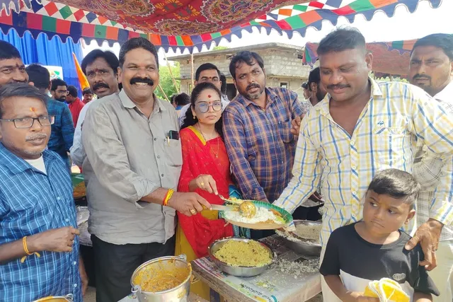 18వ డివిజన్లో అన్నదాన కార్యక్రమం లో పాల్గొన్న కార్పొరేటర్ హిమశ్రీ 18వ డివిజన్లో అన్నదాన కార్యక్రమం లో పాల్గొన్న కార్పొరేటర్ హిమశ్రీ